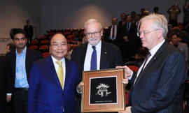 Thủ tướng Nguyễn Xuân Phúc ngày 14/3 tặng quà lưu niệm cho Đại học Quốc gia Úc. Ảnh: TTXVN.