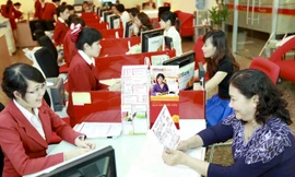 Khách hàng giao dịch tại HD Bank.