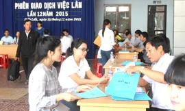 Ứng viên trả lời phỏng vấn nhà tuyển dụng.