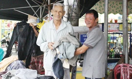 “Giúp bà con có thêm tấm áo để mặc thì mình cũng ấm thêm”, cụ Nguyễn Công Long (bìa trái) nói. Ảnh: Giang Thanh