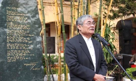 Nhà thơ Nguyễn Duy đang phát biểu trong Lễ khánh thành bia đề thơ.