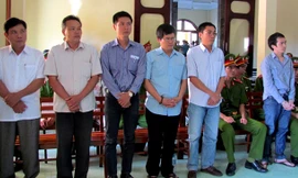 Các bị cáo Hoàn, Quyền, Huy, Quang, Mẫn, Thảo Thành tại phiên tòa (từ trái qua)