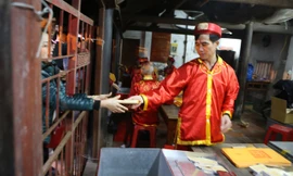 Cảnh “bỏ tiền, phát ấn” tại Lễ hội đền Trần (Nam Định). Ảnh: Như Ý