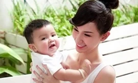 MC Quỳnh Chi và con trai.