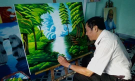 Những nỗ lực của họa sĩ thương binh một tay Nguyễn Đình Lực đã cho ra đời những bức tranh sơn dầu sống động, tinh tế, không thua kém những họa sĩ chuyên nghiệp. Ảnh: Cảnh Kỳ. 