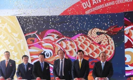 Thủ tướng Nguyễn Xuân Phúc bấm nút khởi công dự án.