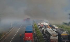 Khói bụi mù mịt do đốt đồng gây tai nạn liên hoàn trên cao tốc TPHCM- Long Thành- Dầu Giây chiều 3/4.