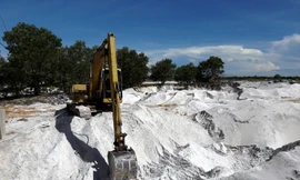 Ngoài xúc cát thô vùng mỏ đem bán rồi án binh bất động, dự án xây dựng nhà máy chế biến và sản xuất các sản phẩm tinh từ cát trắng của Cty Việt Phương đặt tại KCN Phong Điền cứ dậm chân tại chỗ.