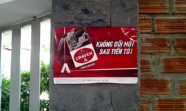 Áp - phích quảng cáo thuốc lá dán đầy trên các bức tường của nhiều quán cà phê, tiệm tạp hóa trên địa bàn Pleiku.