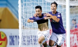 Đinh Thanh Trung (Quảng Nam) và Văn Quyết (Hà Nội) là 2 ứng viên sáng giá nhất cho danh hiệu Quả bóng vàng 2017. Ảnh: VSI.