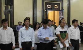 Các bị cáo tại phiên toà vụ Navibank. Ảnh: Tân Châu.