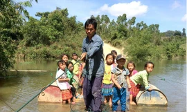 Người dân, trẻ nhỏ Ea Rớt trên chiếc bè tạm.