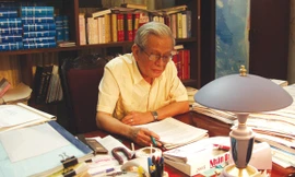 Nhà báo Hữu Thọ làm việc tại tư gia. Ảnh: Hồng Vĩnh