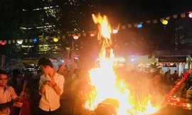 Đốt vàng mã ô nhiễm môi trường, nguy cơ hỏa hoạn luôn thường trực.