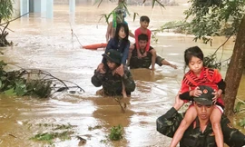 Bộ đội Sư đoàn 316 (Quân khu 2) đưa các em nhỏ ở thị xã Nghĩa Lộ, tỉnh Yên Bái ra khỏi vùng ngập lụt. Ảnh: H.S.