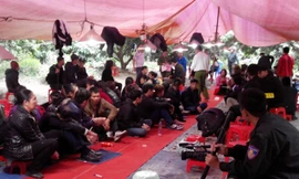 Lực lượng công an đã tạm giữ 176 người ở sới bạc cùng 49 ô tô, 25 xe máy.