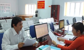 Thay vì ôm cả cục tiền ra ngân hàng, người dân có thể nộp thuế điện tử bất cứ nơi đâu. Ảnh: Đức Huy