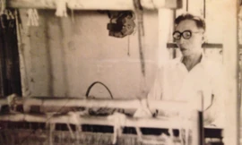 Cụ Đặng Xuân Quát bên khung cửi dệt.