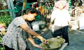 Người Khmer đang nắn nồi đất. Ảnh: Tùng Huyên