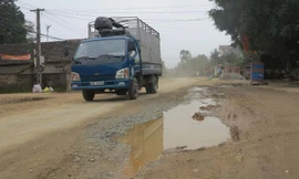 Đường tỉnh lộ tại huyện Nghi Xuân bị xuống cấp nghiêm trọng.