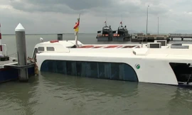 Tàu cao tốc bị chìm khi đang chở khách.