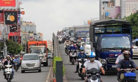 Giờ cao điểm xe lưu thông trên cầu vượt rất đông, khi xảy ra va chạm rất dễ bị văng xuống dưới. Ảnh: Ngô Bình.