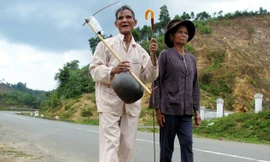 Anh hùng Alăng Bhuốch và vợ trên cổng Trời Tây Giang tháng 4/2009. Ảnh: Trần Tuấn