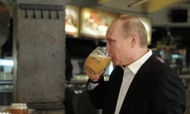Ông Putin uống bia.