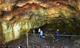 Phóng viên cùng các nhà khảo cổ dưới hang động núi lửa.