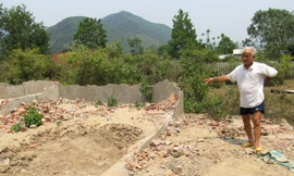 Nhà dân đã đập nhưng vẫn chưa có đất tái định cư. Ảnh: Nam Cường
