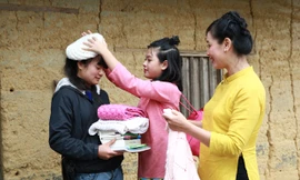 Cùng với OMO, NSƯT Chiều Xuân và con gái Hồng Khanh tặng em Chu Thị Mến tấm áo mới đón Tết cùng phần quà “Góp Tình Trao Tết”