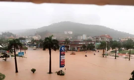 Ngã tư đường Hoàng Quốc Việt, Bãi Cháy ngập chìm trong nước. Ảnh: Báo Quảng Ninh