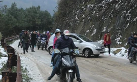 Du khách trên đỉnh Mẫu Sơn.