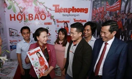 Chủ tịch Quốc hội Nguyễn Thị Kim Ngân thăm gian trưng bày báo Tiền Phong. Ảnh: CTV.