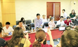 Ông Nguyễn Xuân Quang (đứng giữa) trả lời báo chí xung quanh vụ việc mất tiền. Ảnh: Trường Phong.