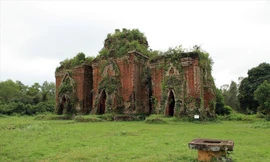 Cụm tháp Chiên Đàn nằm bên quốc lộ nối Tam Kỳ với Đà Nẵng. Ảnh: Nguyễn Mạnh Hà.