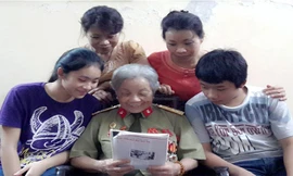 Con cháu bà Vấn quây quần nghe bà kể chuyện Điện Biên.