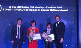 Các nhà khoa học nữ tại lễ trao giải.
