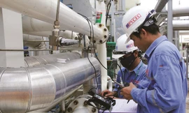 Kỹ sư kiểm tra hệ thống đường ống dẫn khí.