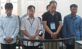 Nhóm cựu cán bộ xã, huyện ở Thạch Thất bị đưa ra tòa xét xử. Ảnh: An ninh Thủ đô