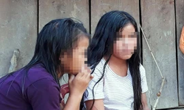 Hai em Ca và A vừa trở về từ cơ sở may mặc.