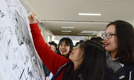 Các bạn học sinh hào hứng tham gia hoạt động ký tên hòa chung tiếng nói bảo vệ loài tê giác.