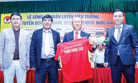 HLV Park Hang Seo (thứ 2 bên phải) sẽ cùng U23 VN đối đầu đội bóng quê hương ngay ở giải đấu đầu tiên dẫn dắt các ĐTQG Việt Nam. Ảnh: VSI.