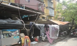 'Rác trời' sát nhà dân