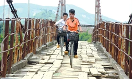 Học sinh run sợ khi phải đi qua cầu treo buôn Khóa xuống cấp, nguy hiểm.