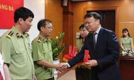 Ông Trịnh Văn Ngọc nhận Huân chương Lao động hạng Ba.