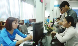 Hành khách mua vé tàu Tết tại Ga Sài Gòn.