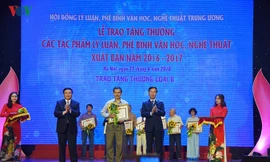 Hội đồng Lý luận Phê bình Văn học, nghệ thuật Trung ương tặng 28 tác phẩm lý luận và phê bình xuất bản 2016-2017. Ảnh: Hà Phương.