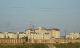 Với hệ thống nhà ở, dịch vụ nội bộ hoành tráng, việc cư dân xung quanh vùng được hưởng lợi từ Formosa như lãnh đạo tỉnh Hà Tĩnh từng nói là không nhiều. Ảnh: Sỹ Lực