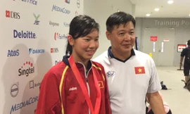 Kình ngư Ánh Viên và HLV Đặng Anh Tuấn tại SEA Games 2015. Ảnh: H.Nguyên